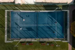 Padelcourt aus der Vogelperspektive