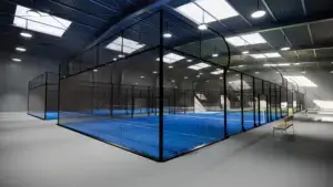 Moderne Indoor-Padelanlage mit blauem Court und Glaswänden